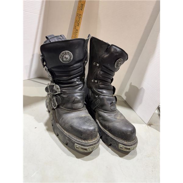 Boots size 45