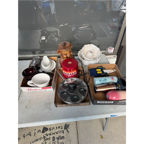 Assorted kitchen items