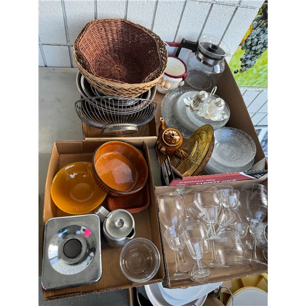 Assorted kitchen items