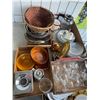 Image 1 : Assorted kitchen items