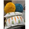Image 1 : Throw cushions
