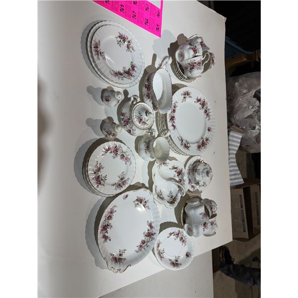 Royal Albert lavender rose dishes sugar lid has crack