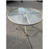 Image 2 : Patio table