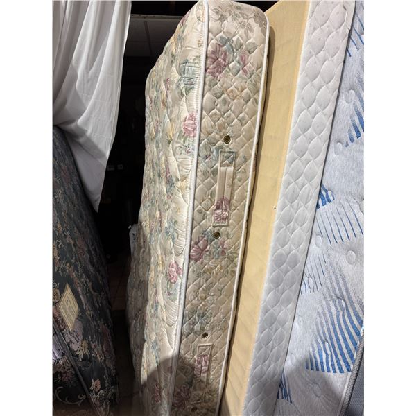 Double mattress, and boxspring