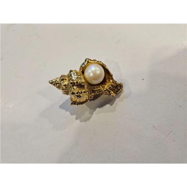 Pearl in shell (Gold?)