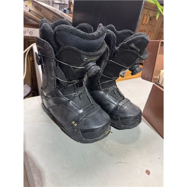 Snowboard boots size 8