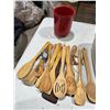 Image 1 : Wood utensils and holder