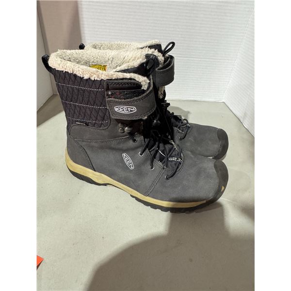 KEEN boots size 5