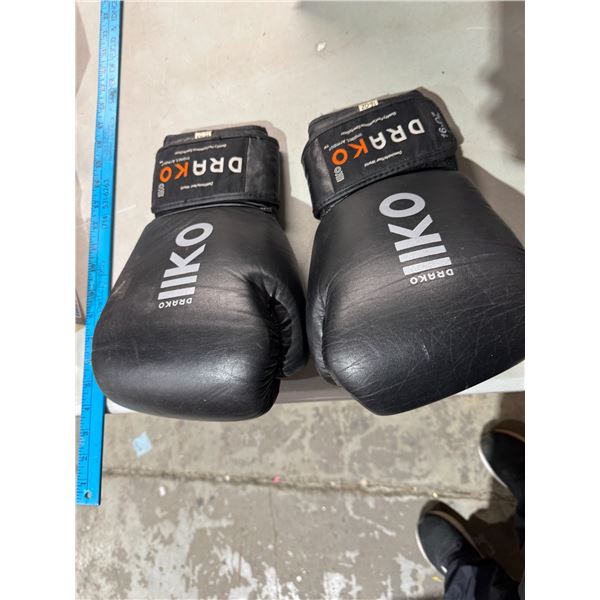 Boxing gloves, 16 ounce