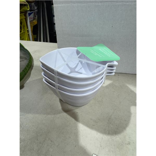 Melamine set of four dishes