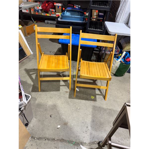 2 folding chairs