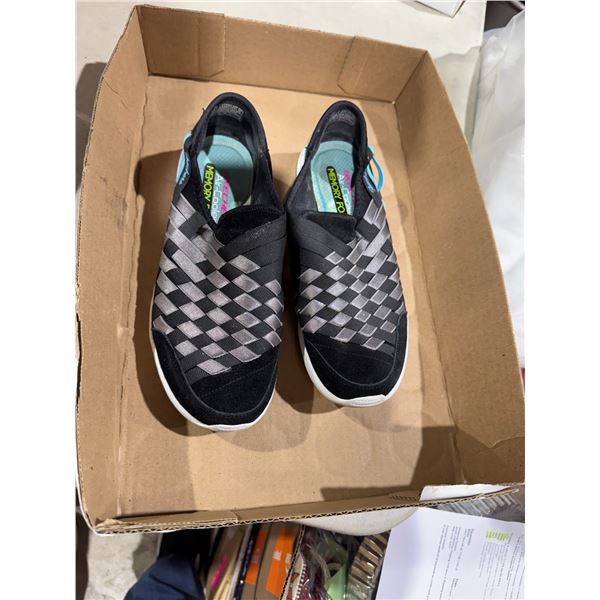 Skechers air cooled memory foam size 8.5