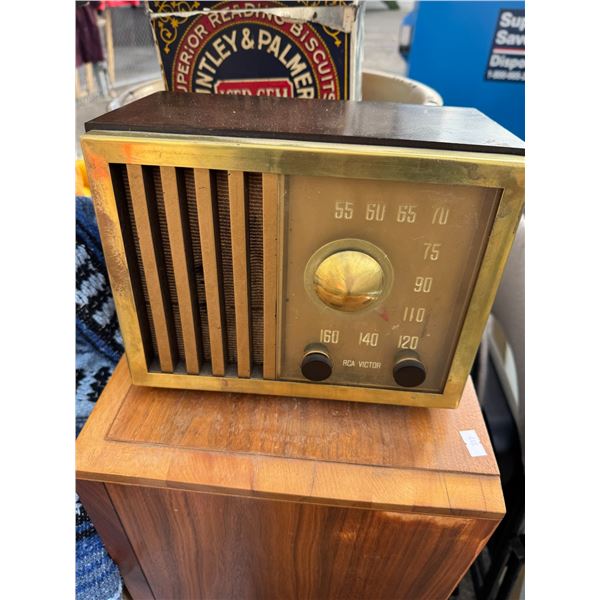 1947 RCA model 75x  11 vintage radio
