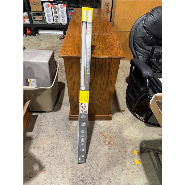 2 four foot lights lED