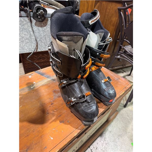 Ski boots size not shown