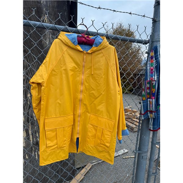 TOTES medium raincoat
