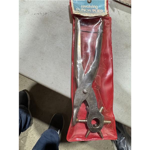 Revolving punch plier