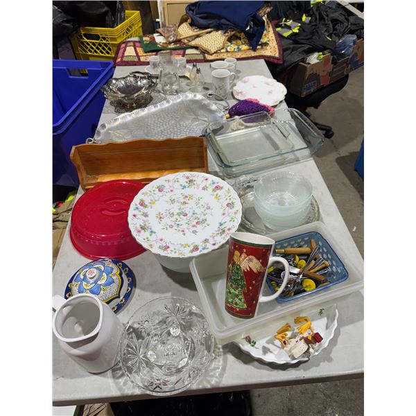 Assorted kitchenware table runners, etc.