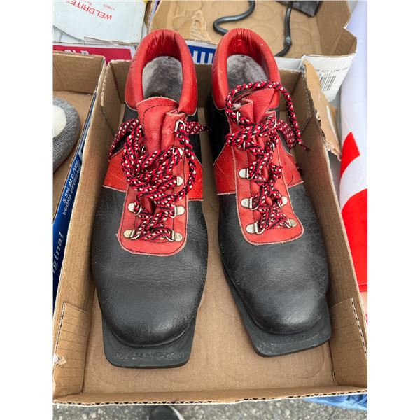 Cross country ski boots size 10.5 Ish