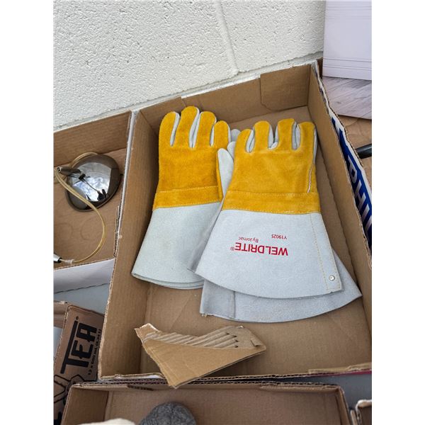 Two pairs of new world right gloves
