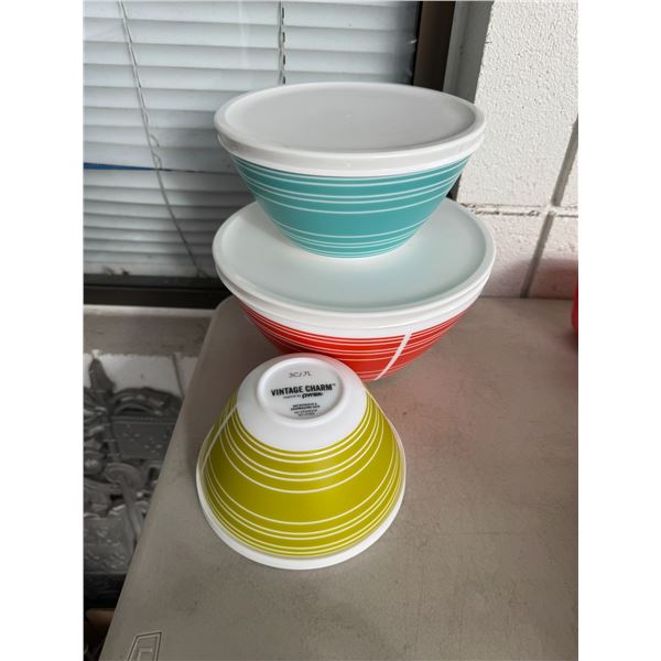 Vintage charm   PYREX bowls with lids