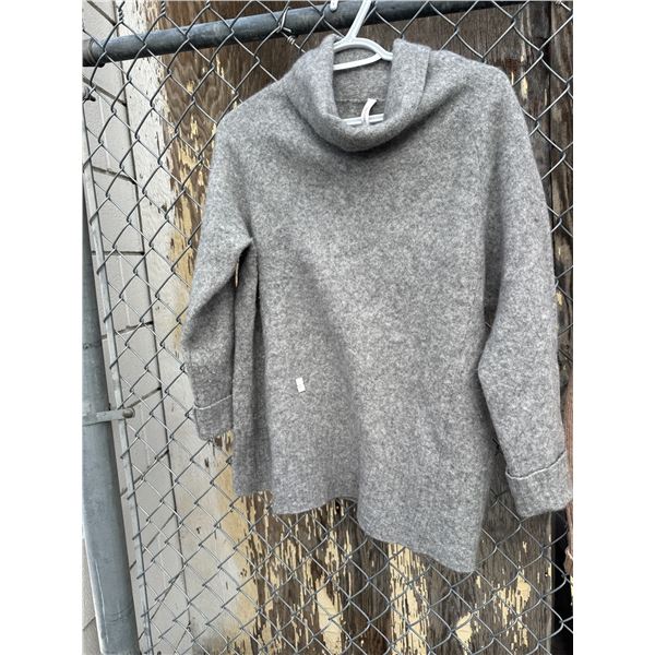 The group bABATON size large sweat