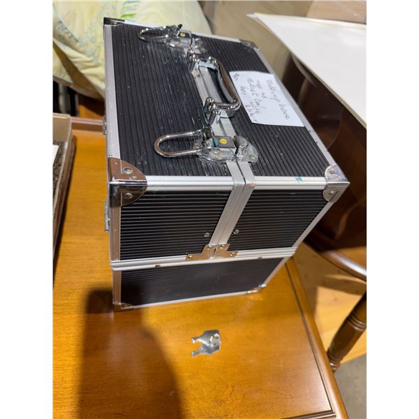 Make up or artist box with keys