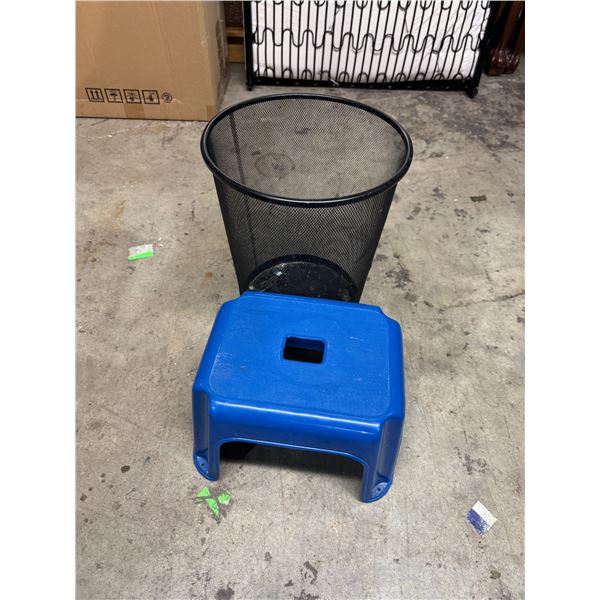 Garbage can with stepstool