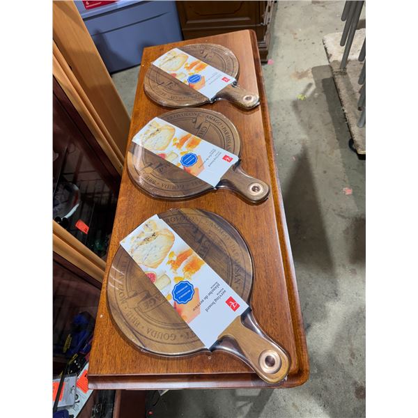 3 News serving boards