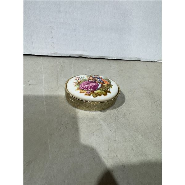Vintage French porcelain dressier trinket box