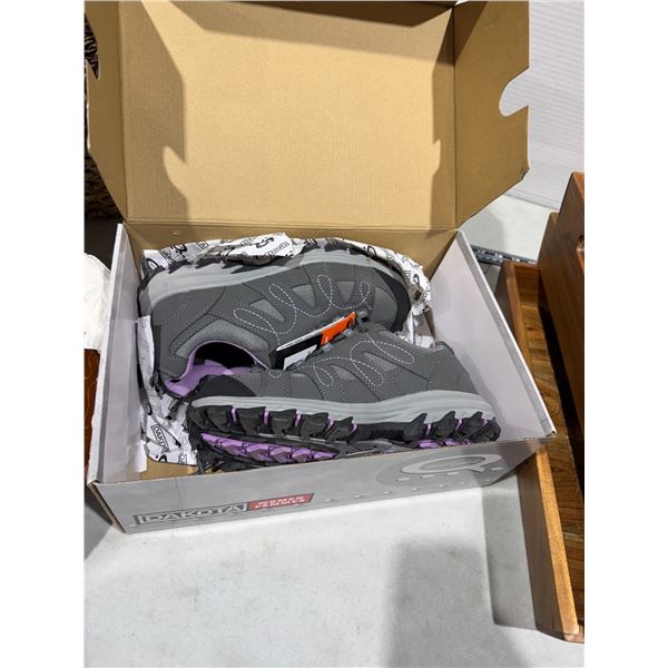 New women's Dakota shoes size 8