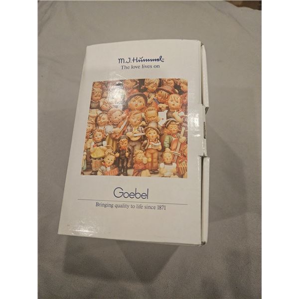 Hummel figurine "Birthday present"