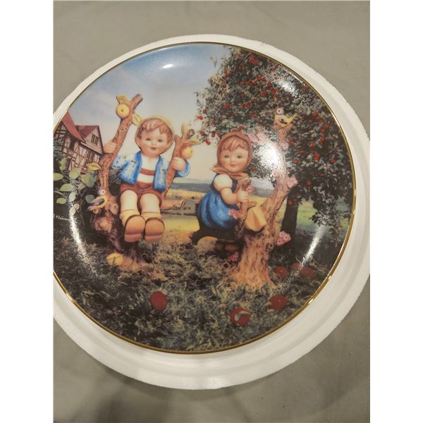 Hummel collector plate "apple tree boy and girl"