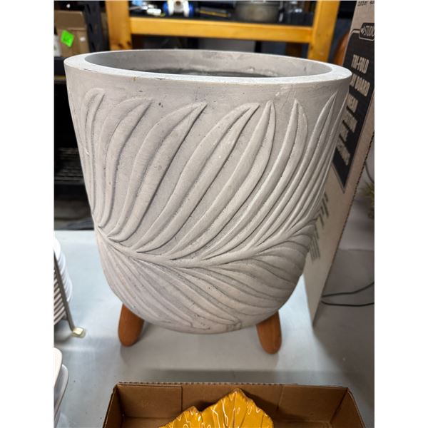Planter chip on one side