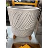 Image 1 : Planter chip on one side