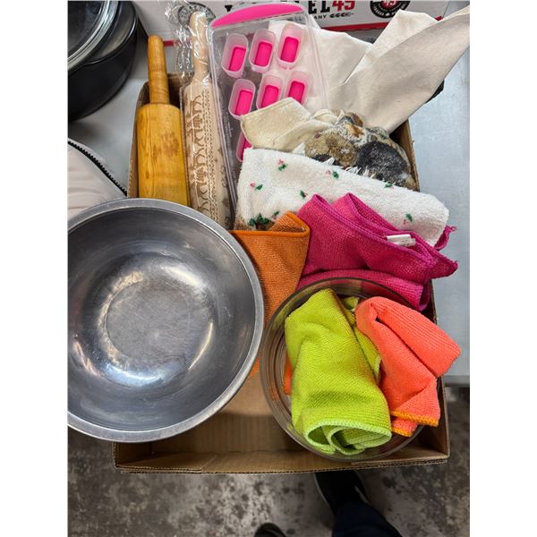 Trays and serving dishes