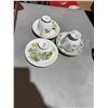 Image 1 : Tea cups and saucers