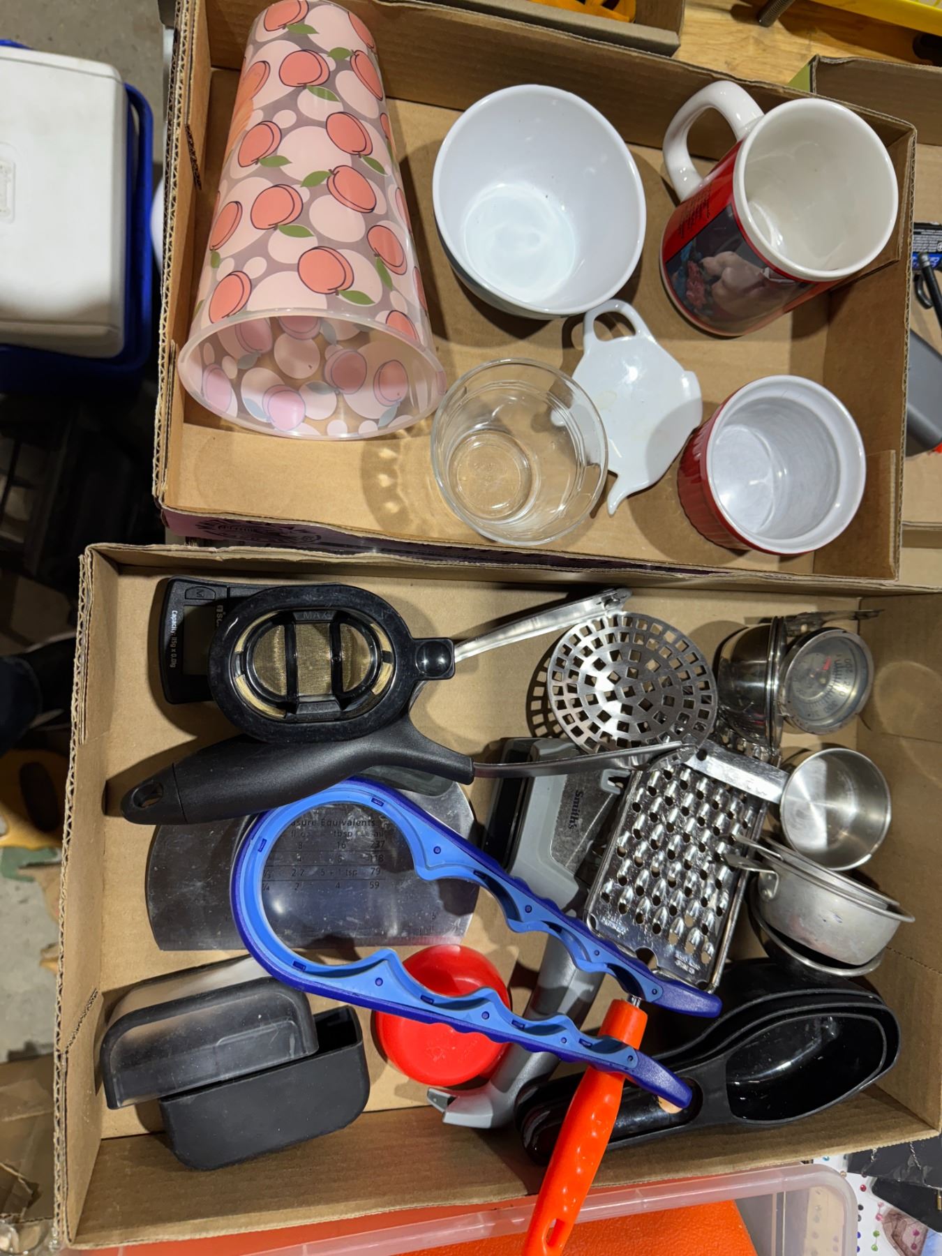 Assorted kitchen items