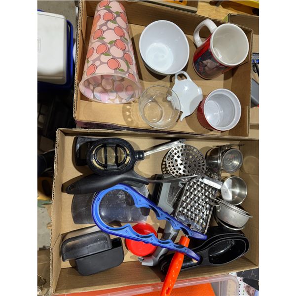 Assorted kitchen items