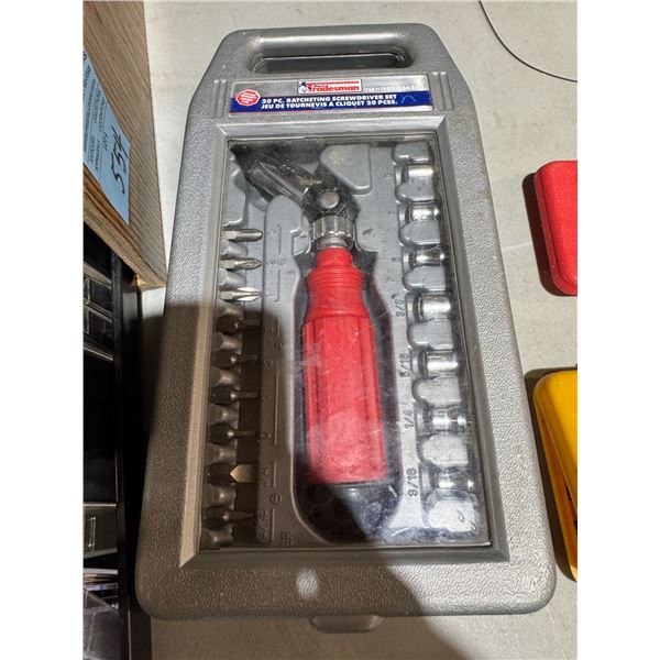 Ratcheting screwdriver set