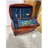 Image 2 : Jewelry box and contents