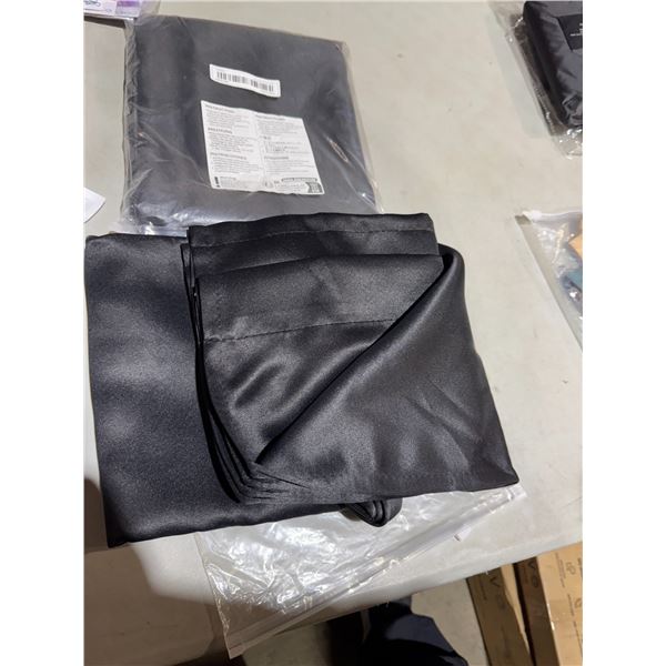 Two piece but curtains size 30 x 30