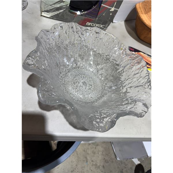 Cracked ice serving bowl