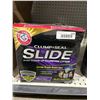 Image 2 : Arm & Hammer Clump & Seal Slide Cat Litter, Multi-Cat, 8.5 lb