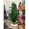 Image 2 : 2 Gangheng Christmas Decorations Featuring Tabletop Tree and Ornament Set