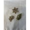 Image 1 : 3 VINTAGE BROOCHES ONE SIGNED