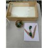 Image 1 : Paperweight handcrafted in Canada and other decor with display box