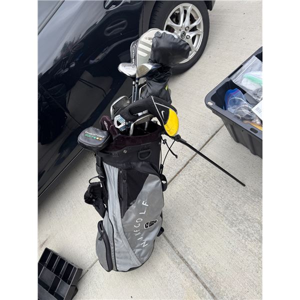 Nike golf bag with golf clubs