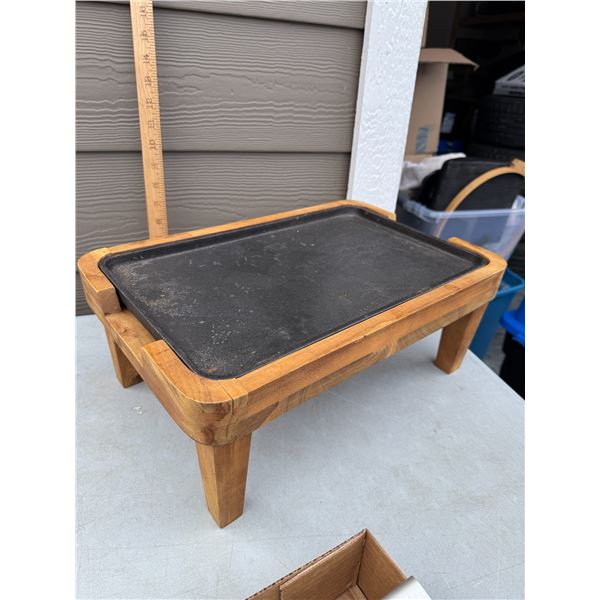 Cast-iron pan with stand