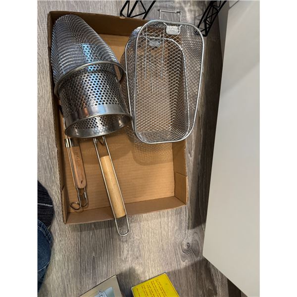 Assorted kitchen items